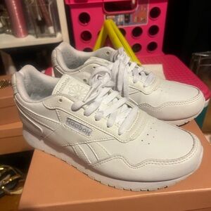 Reebok size 6 white sneaker